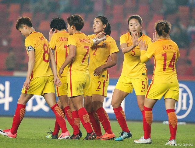 中国女足球队在比赛中灵活运用战术